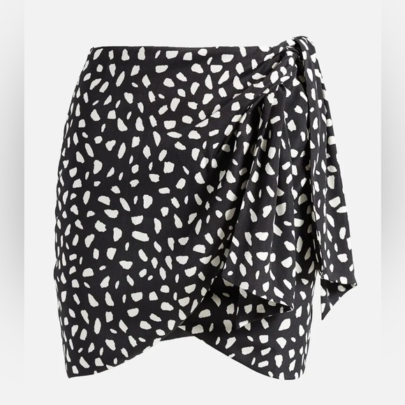 NWOT Black and White Petal Hem Mini Skirt with Tie Detail Size Medium - Picture 1 of 6